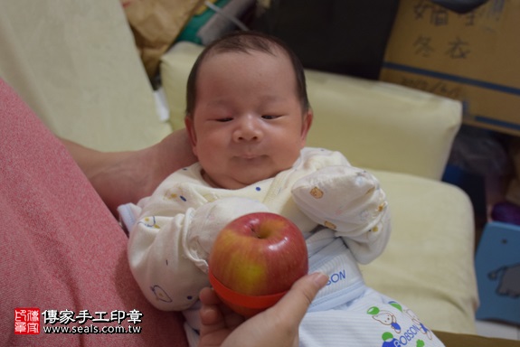 剃胎毛、滿月剃頭、嬰兒剃頭、嬰兒理髮、嬰兒剃髮、嬰兒剃胎毛、嬰兒滿月剃頭、寶寶剃頭、剃胎毛儀式、剃胎毛吉祥話、滿月剃頭儀式、滿月剃頭吉祥話、寶寶剃胎毛、寶寶滿月剃頭理髮、 台北市內湖地區剃胎毛、台北市內湖地區滿月剃頭、台北市內湖地區嬰兒剃頭剃胎毛、台北市內湖地區嬰兒理髮台北市嬰兒剃髮、張寶寶(台北內湖區到府嬰兒寶寶滿月剃頭理髮、免費到府嬰兒剃胎毛儀式吉祥話)。到府剃頭剃胎毛主持、專業拍照、DVD光碟、證書。★購買「臍帶章、肚臍章、胎毛筆刷印章」贈送：剃頭、收涎、抓周，三選一。2017.12.20照片8