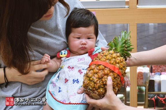 剃胎毛、滿月剃頭、嬰兒剃頭、嬰兒理髮、嬰兒剃髮、嬰兒剃胎毛、嬰兒滿月剃頭、寶寶剃頭、剃胎毛儀式、剃胎毛吉祥話、滿月剃頭儀式、滿月剃頭吉祥話、寶寶剃胎毛、寶寶滿月剃頭理髮、新北永和區剃胎毛、新北永和區滿月剃頭、新北永和區嬰兒剃頭剃胎毛、新北永和區嬰兒理髮、新北永和區嬰兒剃髮、梁寶寶(新北永和區嬰兒寶寶滿月剃頭理髮、免費嬰兒剃胎毛儀式吉祥話)。中國風會場，爸媽寶貝免費穿「日中韓」古裝禮服。專業拍照、DVD光碟、證書。★購買「臍帶章、肚臍章、胎毛筆刷印章」贈送：剃頭、收涎、抓周，三選一。2017.05.14 照片13