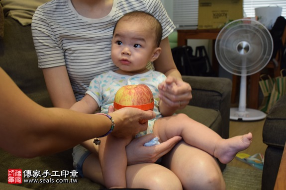 剃胎毛、滿月剃頭、嬰兒剃頭、嬰兒理髮、嬰兒剃髮、嬰兒剃胎毛、嬰兒滿月剃頭、寶寶剃頭、剃胎毛儀式、剃胎毛吉祥話、滿月剃頭儀式、滿月剃頭吉祥話、寶寶剃胎毛、寶寶滿月剃頭理髮、 台北市北投地區剃胎毛、台北市北投地區滿月剃頭、台北市北投地區嬰兒剃頭剃胎毛、台北市北投地區嬰兒理髮、台北市嬰兒剃髮、 蔡寶寶(台北北投區到府嬰兒寶寶滿月剃頭理髮、免費到府嬰兒剃胎毛儀式吉祥話)。到府剃頭剃胎毛主持、專業拍照、DVD光碟、證書。★購買「臍帶章、肚臍章、胎毛筆刷印章」贈送：剃頭、收涎、抓周，三選一。2017.08.05照片7