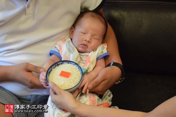 剃胎毛、滿月剃頭、嬰兒剃頭、嬰兒理髮、嬰兒剃髮、嬰兒剃胎毛、嬰兒滿月剃頭、寶寶剃頭、剃胎毛儀式、剃胎毛吉祥話、滿月剃頭儀式、滿月剃頭吉祥話、寶寶剃胎毛、寶寶滿月剃頭理髮、 新北市板橋地區剃胎毛、新北市板橋地區滿月剃頭、新北市板橋地區嬰兒剃頭剃胎毛、新北市板橋地區嬰兒理髮、新北市嬰兒剃髮、呂寶寶(新北板橋區到府嬰兒寶寶滿月剃頭理髮、免費到府嬰兒剃胎毛儀式吉祥話)。到府剃頭剃胎毛主持、專業拍照、DVD光碟、證書。★購買「臍帶章、肚臍章、胎毛筆刷印章」贈送：剃頭、收涎、抓周，三選一。2017.09.10照片6