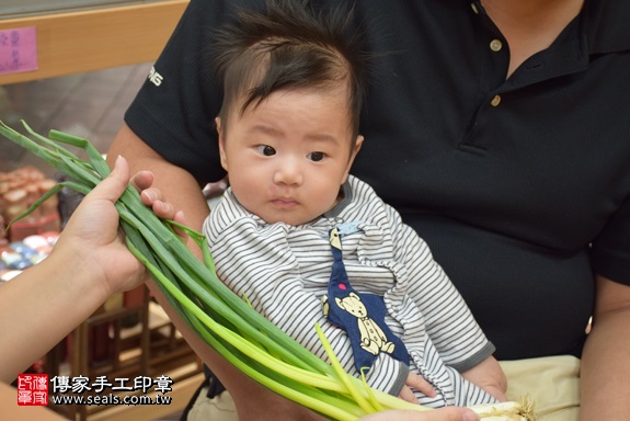 剃胎毛、滿月剃頭、嬰兒剃頭、嬰兒理髮、嬰兒剃髮、嬰兒剃胎毛、嬰兒滿月剃頭、寶寶剃頭、剃胎毛儀式、剃胎毛吉祥話、滿月剃頭儀式、滿月剃頭吉祥話、寶寶剃胎毛、寶寶滿月剃頭理髮、 新北市永和地區剃胎毛、新北市永和地區滿月剃頭、新北市永和地區嬰兒剃頭剃胎毛、新北市永和地區嬰兒理髮、新北市嬰兒剃髮、陳寶寶(新北永和區嬰兒寶寶滿月剃頭理髮、免費嬰兒剃胎毛儀式吉祥話)。中國風會場，爸媽寶貝免費穿「日中韓」古裝禮服。專業拍照、DVD光碟、證書。★購買「臍帶章、肚臍章、胎毛筆刷印章」贈送：剃頭、收涎、抓周，三選一。2017.10.25照片10