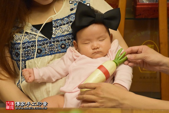 剃胎毛、滿月剃頭、嬰兒剃頭、嬰兒理髮、嬰兒剃髮、嬰兒剃胎毛、嬰兒滿月剃頭、寶寶剃頭、剃胎毛儀式、剃胎毛吉祥話、滿月剃頭儀式、滿月剃頭吉祥話、寶寶剃胎毛、寶寶滿月剃頭理髮、 新北市新莊地區剃胎毛、新北市新莊地區滿月剃頭、新北市新莊地區嬰兒剃頭剃胎毛、新北市新莊地區嬰兒理髮、新北市嬰兒剃髮、莊寶寶(新北新莊區到府嬰兒寶寶滿月剃頭理髮、免費到府嬰兒剃胎毛儀式吉祥話)。到府剃頭剃胎毛主持、專業拍照、DVD光碟、證書。★購買「臍帶章、肚臍章、胎毛筆刷印章」贈送：剃頭、收涎、抓周，三選一。2017.10.14照片12