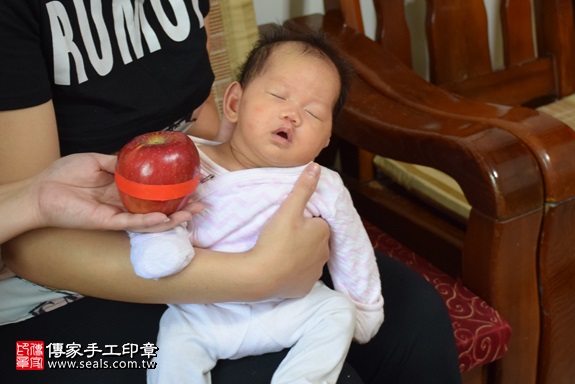 剃胎毛、滿月剃頭、嬰兒剃頭、嬰兒理髮、嬰兒剃髮、嬰兒剃胎毛、嬰兒滿月剃頭、寶寶剃頭、剃胎毛儀式、剃胎毛吉祥話、滿月剃頭儀式、滿月剃頭吉祥話、寶寶剃胎毛、寶寶滿月剃頭理髮、 新北市淡水地區剃胎毛、新北市淡水地區滿月剃頭、新北市淡水地區嬰兒剃頭剃胎毛、新北市淡水地區嬰兒理髮、新北市嬰兒剃髮、許寶寶(新北淡水區到府嬰兒寶寶滿月剃頭理髮、免費到府嬰兒剃胎毛儀式吉祥話)。到府剃頭剃胎毛主持、專業拍照、DVD光碟、證書。★購買「臍帶章、肚臍章、胎毛筆刷印章」贈送：剃頭、收涎、抓周，三選一。2017.11.21照片8