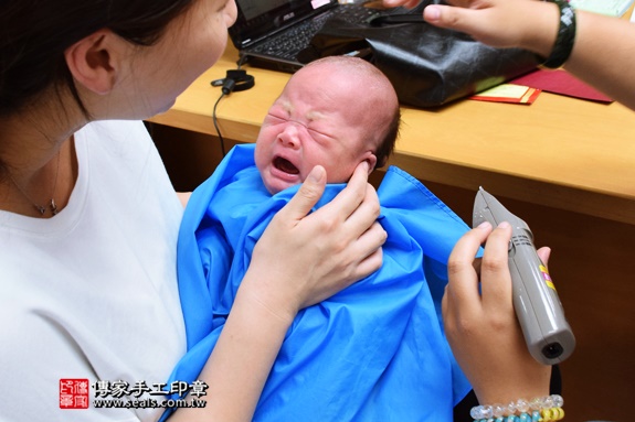 剃胎毛、滿月剃頭、嬰兒剃頭、嬰兒理髮、嬰兒剃髮、嬰兒剃胎毛、嬰兒滿月剃頭、寶寶剃頭、剃胎毛儀式、剃胎毛吉祥話、滿月剃頭儀式、滿月剃頭吉祥話、寶寶剃胎毛、寶寶滿月剃頭理髮、台中北區剃胎毛、台中北區滿月剃頭、台中北區嬰兒剃頭剃胎毛、台中北區嬰兒理髮、台中北區嬰兒剃髮、陳寶寶(台中北區嬰兒寶寶滿月剃頭理髮、免費嬰兒剃胎毛儀式吉祥話)。中國風會場，爸媽寶貝免費穿「日中韓」古裝禮服。專業拍照、DVD光碟、證書。★購買「臍帶章、肚臍章、胎毛筆刷印章」贈送：剃頭、收涎、抓周，三選一。2016.09.23 照片15