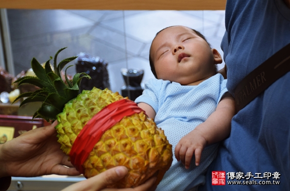 剃胎毛、滿月剃頭、嬰兒剃頭、嬰兒理髮、嬰兒剃髮、嬰兒剃胎毛、嬰兒滿月剃頭、寶寶剃頭、剃胎毛儀式、剃胎毛吉祥話、滿月剃頭儀式、滿月剃頭吉祥話、寶寶剃胎毛、寶寶滿月剃頭理髮、台中北區剃胎毛、台中北區滿月剃頭、台中北區嬰兒剃頭剃胎毛、台中北區嬰兒理髮、台中北區嬰兒剃髮、顏寶寶(台中北區嬰兒寶寶滿月剃頭理髮、免費嬰兒剃胎毛儀式吉祥話)。中國風會場，爸媽寶貝免費穿「日中韓」古裝禮服。專業拍照、DVD光碟、證書。★購買「臍帶章、肚臍章、胎毛筆刷印章」贈送：剃頭、收涎、抓周，三選一。2016.03.06 照片14
