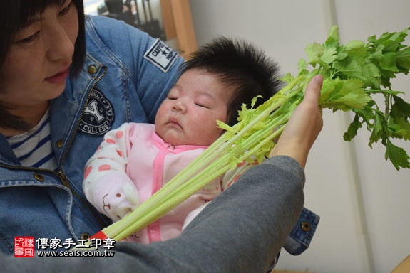 剃胎毛、滿月剃頭、嬰兒剃頭、嬰兒理髮、嬰兒剃髮、嬰兒剃胎毛、嬰兒滿月剃頭、寶寶剃頭、剃胎毛儀式、剃胎毛吉祥話、滿月剃頭儀式、滿月剃頭吉祥話、寶寶剃胎毛、寶寶滿月剃頭理髮、新竹香山區剃胎毛、新竹香山區滿月剃頭、新竹香山區嬰兒剃頭剃胎毛、新竹香山區嬰兒理髮、新竹香山區嬰兒剃髮、田寶寶(新竹香山區嬰兒寶寶滿月剃頭理髮、免費嬰兒剃胎毛儀式吉祥話)。中國風會場，爸媽寶貝免費穿「日中韓」古裝禮服。專業拍照、DVD光碟、證書。★購買「臍帶章、肚臍章、胎毛筆刷印章」贈送：剃頭、收涎、抓周，三選一。2017.02.15 照片11