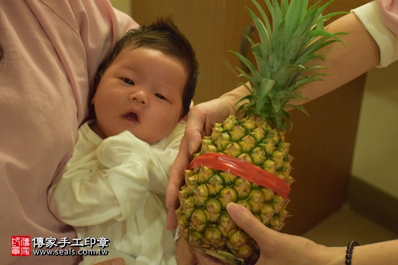 剃胎毛、滿月剃頭、嬰兒剃頭、嬰兒理髮、嬰兒剃髮、嬰兒剃胎毛、嬰兒滿月剃頭、寶寶剃頭、剃胎毛儀式、剃胎毛吉祥話、滿月剃頭儀式、滿月剃頭吉祥話、寶寶剃胎毛、寶寶滿月剃頭理髮、 新北土城區剃胎毛、新北土城區滿月剃頭、 新北土城區嬰兒剃頭剃胎毛、新北土城區嬰兒理髮、新北土城區嬰兒剃髮、黃寶寶(新北土城區到府嬰兒寶寶滿月剃頭理髮、免費到府嬰兒剃胎毛儀式吉祥話)。到府剃頭剃胎毛主持、專業拍照、DVD光碟、證書。★購買「臍帶章、肚臍章、胎毛筆刷印章」贈送：剃頭、收涎、抓周，三選一。2017.06.10  照片14