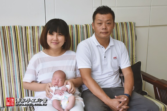 剃胎毛、滿月剃頭、嬰兒剃頭、嬰兒理髮、嬰兒剃髮、嬰兒剃胎毛、嬰兒滿月剃頭、寶寶剃頭、剃胎毛儀式、剃胎毛吉祥話、滿月剃頭儀式、滿月剃頭吉祥話、寶寶剃胎毛、寶寶滿月剃頭理髮、 台北士林區剃胎毛、台北士林區滿月剃頭、 台北士林區嬰兒剃頭剃胎毛、台北士林區嬰兒理髮、台北士林區嬰兒剃髮、李寶寶(台北士林區到府嬰兒寶寶滿月剃頭理髮、免費到府嬰兒剃胎毛儀式吉祥話)。到府剃頭剃胎毛主持、專業拍照、DVD光碟、證書。★購買「臍帶章、肚臍章、胎毛筆刷印章」贈送：剃頭、收涎、抓周，三選一。2017.06.30  照片21
