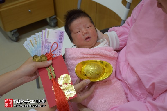 剃胎毛、滿月剃頭、嬰兒剃頭、嬰兒理髮、嬰兒剃髮、嬰兒剃胎毛、嬰兒滿月剃頭、寶寶剃頭、剃胎毛儀式、剃胎毛吉祥話、滿月剃頭儀式、滿月剃頭吉祥話、寶寶剃胎毛、寶寶滿月剃頭理髮、 新北市中和地區剃胎毛、新北市中和地區滿月剃頭、新北市中和地區嬰兒剃頭剃胎毛、新北市中和地區嬰兒理髮、新北市嬰兒剃髮、潘寶寶(新北中和區府嬰兒寶寶滿月剃頭理髮、免費到府嬰兒剃胎毛儀式吉祥話)。到府剃頭剃胎毛主持、專業拍照、DVD光碟、證書。★購買「臍帶章、肚臍章、胎毛筆刷印章」贈送：剃頭、收涎、抓周，三選一。2017.09.12照片15