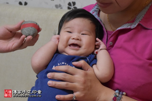 剃胎毛、滿月剃頭、嬰兒剃頭、嬰兒理髮、嬰兒剃髮、嬰兒剃胎毛、嬰兒滿月剃頭、寶寶剃頭、剃胎毛儀式、剃胎毛吉祥話、滿月剃頭儀式、滿月剃頭吉祥話、寶寶剃胎毛、寶寶滿月剃頭理髮、 新竹縣竹北地區剃胎毛、新竹縣竹北地區滿月剃頭、新竹縣竹北地區嬰兒剃頭剃胎毛、新竹縣竹北地區嬰兒理髮、新竹縣嬰兒剃髮、黃寶寶(新北竹北市到府嬰兒寶寶滿月剃頭理髮、免費到府嬰兒剃胎毛儀式吉祥話)。到府剃頭剃胎毛主持、專業拍照、DVD光碟、證書。★購買「臍帶章、肚臍章、胎毛筆刷印章」贈送：剃頭、收涎、抓周，三選一。2017.10.08照片6