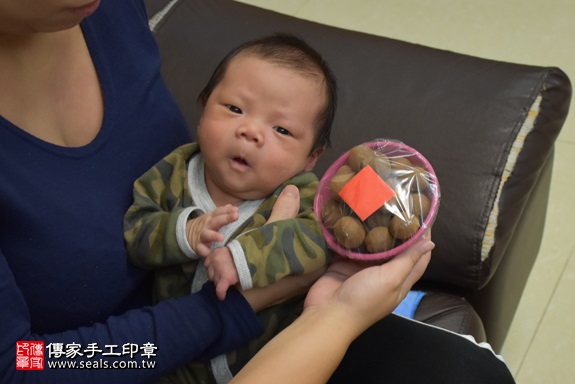 剃胎毛、滿月剃頭、嬰兒剃頭、嬰兒理髮、嬰兒剃髮、嬰兒剃胎毛、嬰兒滿月剃頭、寶寶剃頭、剃胎毛儀式、剃胎毛吉祥話、滿月剃頭儀式、滿月剃頭吉祥話、寶寶剃胎毛、寶寶滿月剃頭理髮、 新北市三重地區剃胎毛、新北市三重地區滿月剃頭、新北市三重地區嬰兒剃頭剃胎毛、新北市三重地區嬰兒理髮、新北市嬰兒剃髮、沈寶寶(新北三重區到府嬰兒寶寶滿月剃頭理髮、免費到府嬰兒剃胎毛儀式吉祥話)。到府剃頭剃胎毛主持、專業拍照、DVD光碟、證書。★購買「臍帶章、肚臍章、胎毛筆刷印章」贈送：剃頭、收涎、抓周，三選一。2017.11.17照片7