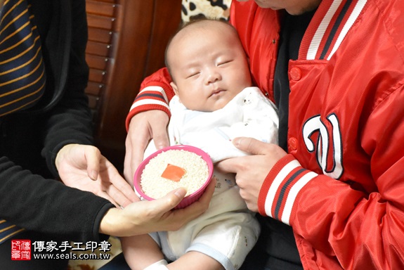 剃胎毛、滿月剃頭、嬰兒剃頭、嬰兒理髮、嬰兒剃髮、嬰兒剃胎毛、嬰兒滿月剃頭、寶寶剃頭、剃胎毛儀式、剃胎毛吉祥話、滿月剃頭儀式、滿月剃頭吉祥話、寶寶剃胎毛、寶寶滿月剃頭理髮、 新竹縣竹東地區剃胎毛、新竹縣竹東地區滿月剃頭、新竹縣竹東地區嬰兒剃頭剃胎毛、新竹縣竹東地區嬰兒理髮、新竹市嬰兒剃髮、曾寶寶(新竹竹東市到府嬰兒寶寶滿月剃頭理髮、免費到府嬰兒剃胎毛儀式吉祥話)。到府剃頭剃胎毛主持、專業拍照、DVD光碟、證書。★購買「臍帶章、肚臍章、胎毛筆刷印章」贈送：剃頭、收涎、抓周，三選一。2017.11.19照片7