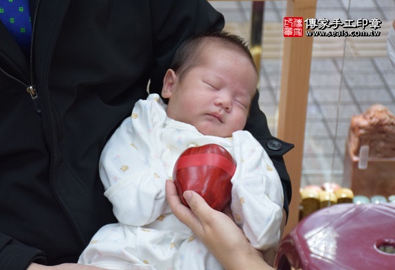 剃胎毛、滿月剃頭、嬰兒剃頭、嬰兒理髮、嬰兒剃髮、嬰兒剃胎毛、嬰兒滿月剃頭、寶寶剃頭、剃胎毛儀式、剃胎毛吉祥話、滿月剃頭儀式、滿月剃頭吉祥話、寶寶剃胎毛、寶寶滿月剃頭理髮、新竹香山區剃胎毛、新竹香山區滿月剃頭、新竹香山區嬰兒剃頭剃胎毛、新竹香山區嬰兒理髮、新竹香山區嬰兒剃髮、黃寶寶(新竹香山區嬰兒寶寶滿月剃頭理髮、免費嬰兒剃胎毛儀式吉祥話)。中國風會場，爸媽寶貝免費穿「日中韓」古裝禮服。專業拍照、DVD光碟、證書。★購買「臍帶章、肚臍章、胎毛筆刷印章」贈送：剃頭、收涎、抓周，三選一。2016.02.03 照片8
