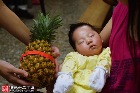 剃胎毛、滿月剃頭、嬰兒剃頭、嬰兒理髮、嬰兒剃髮、嬰兒剃胎毛、嬰兒滿月剃頭、寶寶剃頭、剃胎毛儀式、剃胎毛吉祥話、滿月剃頭儀式、滿月剃頭吉祥話、寶寶剃胎毛、寶寶滿月剃頭理髮、 新北永和區剃胎毛、新北永和區滿月剃頭、 新北永和區嬰兒剃頭剃胎毛、新北永和區嬰兒理髮、新北永和區嬰兒剃髮、廖寶寶(新北永和區到府嬰兒寶寶滿月剃頭理髮、免費到府嬰兒剃胎毛儀式吉祥話)。到府剃頭剃胎毛主持、專業拍照、DVD光碟、證書。★購買「臍帶章、肚臍章、胎毛筆刷印章」贈送：剃頭、收涎、抓周，三選一。2016.09.11  照片14