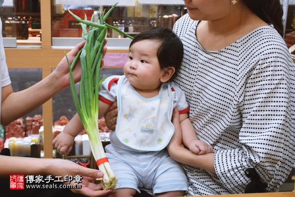 剃胎毛、滿月剃頭、嬰兒剃頭、嬰兒理髮、嬰兒剃髮、嬰兒剃胎毛、嬰兒滿月剃頭、寶寶剃頭、剃胎毛儀式、剃胎毛吉祥話、滿月剃頭儀式、滿月剃頭吉祥話、寶寶剃胎毛、寶寶滿月剃頭理髮、新北永和區剃胎毛、新北永和區滿月剃頭、新北永和區嬰兒剃頭剃胎毛、新北永和區嬰兒理髮、新北永和區嬰兒剃髮、蔡寶寶(新北永和區嬰兒寶寶滿月剃頭理髮、免費嬰兒剃胎毛儀式吉祥話)。中國風會場，爸媽寶貝免費穿「日中韓」古裝禮服。專業拍照、DVD光碟、證書。★購買「臍帶章、肚臍章、胎毛筆刷印章」贈送：剃頭、收涎、抓周，三選一。2017.05.13 照片12