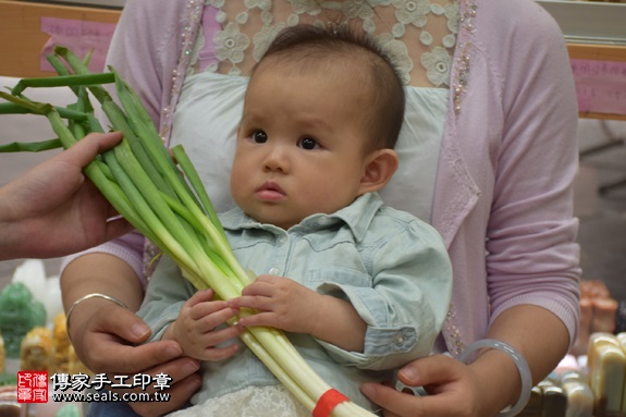 剃胎毛、滿月剃頭、嬰兒剃頭、嬰兒理髮、嬰兒剃髮、嬰兒剃胎毛、嬰兒滿月剃頭、寶寶剃頭、剃胎毛儀式、剃胎毛吉祥話、滿月剃頭儀式、滿月剃頭吉祥話、寶寶剃胎毛、寶寶滿月剃頭理髮、新北永和區剃胎毛、新北永和區滿月剃頭、新北永和區嬰兒剃頭剃胎毛、新北永和區嬰兒理髮、新北永和區嬰兒剃髮、郭寶寶(新北永和區嬰兒寶寶滿月剃頭理髮、免費嬰兒剃胎毛儀式吉祥話)。中國風會場，爸媽寶貝免費穿「日中韓」古裝禮服。專業拍照、DVD光碟、證書。★購買「臍帶章、肚臍章、胎毛筆刷印章」贈送：剃頭、收涎、抓周，三選一。2017.05.01 照片14