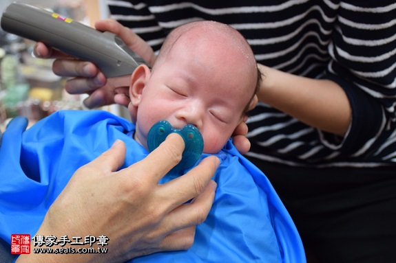 剃胎毛、滿月剃頭、嬰兒剃頭、嬰兒理髮、嬰兒剃髮、嬰兒剃胎毛、嬰兒滿月剃頭、寶寶剃頭、剃胎毛儀式、剃胎毛吉祥話、滿月剃頭儀式、滿月剃頭吉祥話、寶寶剃胎毛、寶寶滿月剃頭理髮、新北永和區剃胎毛、新北永和區滿月剃頭、新北永和區嬰兒剃頭剃胎毛、新北永和區嬰兒理髮、新北永和區嬰兒剃髮、陳寶寶(新北永和區嬰兒寶寶滿月剃頭理髮、免費嬰兒剃胎毛儀式吉祥話)。中國風會場，爸媽寶貝免費穿「日中韓」古裝禮服。專業拍照、DVD光碟、證書。★購買「臍帶章、肚臍章、胎毛筆刷印章」贈送：剃頭、收涎、抓周，三選一。2017.05.28 照片16