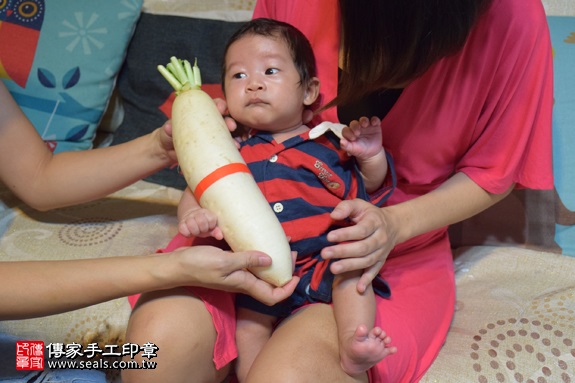 剃胎毛、滿月剃頭、嬰兒剃頭、嬰兒理髮、嬰兒剃髮、嬰兒剃胎毛、嬰兒滿月剃頭、寶寶剃頭、剃胎毛儀式、剃胎毛吉祥話、滿月剃頭儀式、滿月剃頭吉祥話、寶寶剃胎毛、寶寶滿月剃頭理髮、 新北市新店地區剃胎毛、新北市新店地區滿月剃頭、新北市新店地區嬰兒剃頭剃胎毛、新北市新店地區嬰兒理髮、新北市嬰兒剃髮、 蔡寶寶(新北新店區到府嬰兒寶寶滿月剃頭理髮、免費到府嬰兒剃胎毛儀式吉祥話)。到府剃頭剃胎毛主持、專業拍照、DVD光碟、證書。★購買「臍帶章、肚臍章、胎毛筆刷印章」贈送：剃頭、收涎、抓周，三選一。2017.09.02照片10