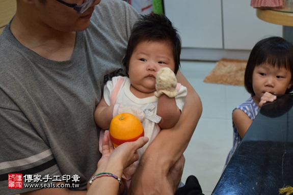 剃胎毛、滿月剃頭、嬰兒剃頭、嬰兒理髮、嬰兒剃髮、嬰兒剃胎毛、嬰兒滿月剃頭、寶寶剃頭、剃胎毛儀式、剃胎毛吉祥話、滿月剃頭儀式、滿月剃頭吉祥話、寶寶剃胎毛、寶寶滿月剃頭理髮、 桃園市蘆竹地區剃胎毛、桃園市蘆竹地區滿月剃頭、桃園市蘆竹地區嬰兒剃頭剃胎毛、桃園市蘆竹地區嬰兒理髮、桃園市嬰兒剃髮、 簡寶寶(桃園蘆竹區到府嬰兒寶寶滿月剃頭理髮、免費到府嬰兒剃胎毛儀式吉祥話)。到府剃頭剃胎毛主持、專業拍照、DVD光碟、證書。★購買「臍帶章、肚臍章、胎毛筆刷印章」贈送：剃頭、收涎、抓周，三選一。2017.09.02照片9