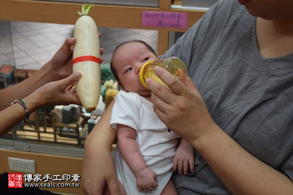 剃胎毛、滿月剃頭、嬰兒剃頭、嬰兒理髮、嬰兒剃髮、嬰兒剃胎毛、嬰兒滿月剃頭、寶寶剃頭、剃胎毛儀式、剃胎毛吉祥話、滿月剃頭儀式、滿月剃頭吉祥話、寶寶剃胎毛、寶寶滿月剃頭理髮、 新北市永和地區剃胎毛、新北市永和地區滿月剃頭、新北市永和地區嬰兒剃頭剃胎毛、新北市永和地區嬰兒理髮、新北市嬰兒剃髮、鄭寶寶(新北永和區嬰兒寶寶滿月剃頭理髮、免費嬰兒剃胎毛儀式吉祥話)。中國風會場，爸媽寶貝免費穿「日中韓」古裝禮服。專業拍照、DVD光碟、證書。★購買「臍帶章、肚臍章、胎毛筆刷印章」贈送：剃頭、收涎、抓周，三選一。2017.09.30照片13