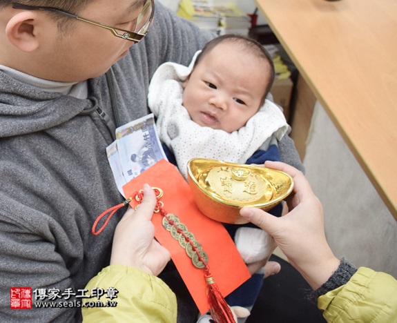 剃胎毛、滿月剃頭、嬰兒剃頭、嬰兒理髮、嬰兒剃髮、嬰兒剃胎毛、嬰兒滿月剃頭、寶寶剃頭、剃胎毛儀式、剃胎毛吉祥話、滿月剃頭儀式、滿月剃頭吉祥話、寶寶剃胎毛、寶寶滿月剃頭理髮、新北永和區剃胎毛、新北永和區滿月剃頭、新北永和區嬰兒剃頭剃胎毛、新北永和區嬰兒理髮、新北永和區嬰兒剃髮、簡寶寶(新北永和區嬰兒寶寶滿月剃頭理髮、免費嬰兒剃胎毛儀式吉祥話)。中國風會場，爸媽寶貝免費穿「日中韓」古裝禮服。專業拍照、DVD光碟、證書。★購買「臍帶章、肚臍章、胎毛筆刷印章」贈送：剃頭、收涎、抓周，三選一。2016.01.23 照片14