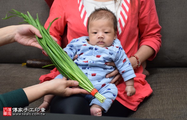 剃胎毛、滿月剃頭、嬰兒剃頭、嬰兒理髮、嬰兒剃髮、嬰兒剃胎毛、嬰兒滿月剃頭、寶寶剃頭、剃胎毛儀式、剃胎毛吉祥話、滿月剃頭儀式、滿月剃頭吉祥話、寶寶剃胎毛、寶寶滿月剃頭理髮、 新北永和區剃胎毛、新北永和區滿月剃頭、 新北永和區嬰兒剃頭剃胎毛、新北永和區嬰兒理髮、新北永和區嬰兒剃髮、佑佑(新北永和區到府嬰兒寶寶滿月剃頭理髮、免費到府嬰兒剃胎毛儀式吉祥話)。到府剃頭剃胎毛主持、專業拍照、DVD光碟、證書。★購買「臍帶章、肚臍章、胎毛筆刷印章」贈送：剃頭、收涎、抓周，三選一。2017.03.28  照片10