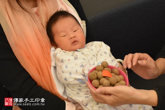 剃胎毛、滿月剃頭、嬰兒剃頭、嬰兒理髮、嬰兒剃髮、嬰兒剃胎毛、嬰兒滿月剃頭、寶寶剃頭、剃胎毛儀式、剃胎毛吉祥話、滿月剃頭儀式、滿月剃頭吉祥話、寶寶剃胎毛、寶寶滿月剃頭理髮、 新竹縣竹北地區剃胎毛、新竹縣竹北地區滿月剃頭、新竹縣竹北地區嬰兒剃頭剃胎毛、新竹縣竹北地區嬰兒理髮、新竹縣嬰兒剃髮、鄭寶寶(新竹竹北區到府嬰兒寶寶滿月剃頭理髮、免費到府嬰兒剃胎毛儀式吉祥話)。到府剃頭剃胎毛主持、專業拍照、DVD光碟、證書。★購買「臍帶章、肚臍章、胎毛筆刷印章」贈送：剃頭、收涎、抓周，三選一。2017.11.18照片7