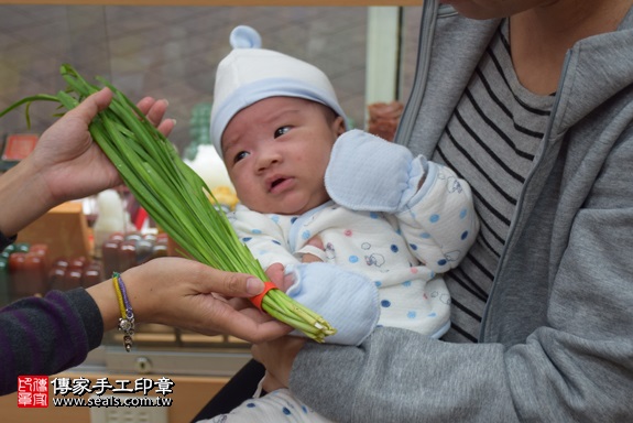剃胎毛、滿月剃頭、嬰兒剃頭、嬰兒理髮、嬰兒剃髮、嬰兒剃胎毛、嬰兒滿月剃頭、寶寶剃頭、剃胎毛儀式、剃胎毛吉祥話、滿月剃頭儀式、滿月剃頭吉祥話、寶寶剃胎毛、寶寶滿月剃頭理髮、 新北市永和地區剃胎毛、新北市永和地區滿月剃頭、新北市永和地區嬰兒剃頭剃胎毛、新北市永和地區嬰兒理髮、新北市嬰兒剃髮、徐寶寶(新北永和區嬰兒寶寶滿月剃頭理髮、免費嬰兒剃胎毛儀式吉祥話)。中國風會場，爸媽寶貝免費穿「日中韓」古裝禮服。專業拍照、DVD光碟、證書。★購買「臍帶章、肚臍章、胎毛筆刷印章」贈送：剃頭、收涎、抓周，三選一。2017.11.21照片10