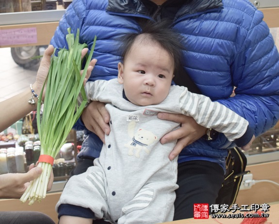 剃胎毛、滿月剃頭、嬰兒剃頭、嬰兒理髮、嬰兒剃髮、嬰兒剃胎毛、嬰兒滿月剃頭、寶寶剃頭、剃胎毛儀式、剃胎毛吉祥話、滿月剃頭儀式、滿月剃頭吉祥話、寶寶剃胎毛、寶寶滿月剃頭理髮、 新北永和區剃胎毛、新北永和區滿月剃頭、新北永和區嬰兒剃頭剃胎毛、新北永和區嬰兒理髮、新北永和區嬰兒剃髮、吳寶寶(新北永和區嬰兒寶寶滿月剃頭理髮、免費嬰兒剃胎毛儀式吉祥話)。中國風會場，爸媽寶貝免費穿「日中韓」古裝禮服。專業拍照、DVD光碟、證書。★購買「臍帶章、肚臍章、胎毛筆刷印章」贈送：剃頭、收涎、抓周，三選一。2015.12.12 照片10