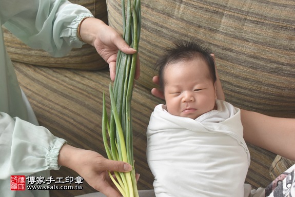 剃胎毛、滿月剃頭、嬰兒剃頭、嬰兒理髮、嬰兒剃髮、嬰兒剃胎毛、嬰兒滿月剃頭、寶寶剃頭、剃胎毛儀式、剃胎毛吉祥話、滿月剃頭儀式、滿月剃頭吉祥話、寶寶剃胎毛、寶寶滿月剃頭理髮、 新北竹北市剃胎毛、新北竹北市滿月剃頭、 新北竹北市嬰兒剃頭剃胎毛、新北竹北市嬰兒理髮、新北竹北市嬰兒剃髮、黃寶寶(新北竹北市到府嬰兒寶寶滿月剃頭理髮、免費到府嬰兒剃胎毛儀式吉祥話)。到府剃頭剃胎毛主持、專業拍照、DVD光碟、證書。★購買「臍帶章、肚臍章、胎毛筆刷印章」贈送：剃頭、收涎、抓周，三選一。2017.06.19  照片12