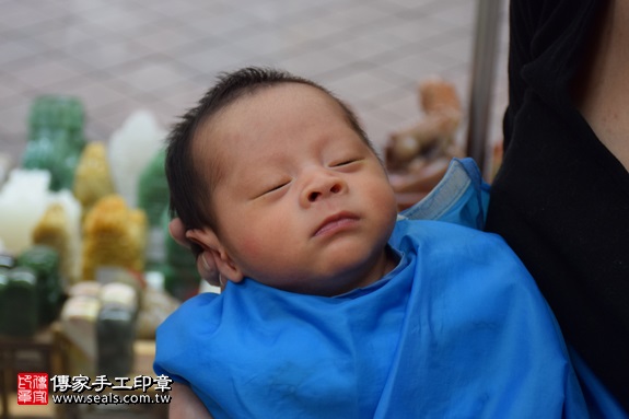 剃胎毛、滿月剃頭、嬰兒剃頭、嬰兒理髮、嬰兒剃髮、嬰兒剃胎毛、嬰兒滿月剃頭、寶寶剃頭、剃胎毛儀式、剃胎毛吉祥話、滿月剃頭儀式、滿月剃頭吉祥話、寶寶剃胎毛、寶寶滿月剃頭理髮、 新北市永和地區剃胎毛、新北市永和地區滿月剃頭、新北市永和地區嬰兒剃頭剃胎毛、新北市永和地區嬰兒理髮、新北市嬰兒剃髮、范寶寶(新北永和區嬰兒寶寶滿月剃頭理髮、免費嬰兒剃胎毛儀式吉祥話)。中國風會場，爸媽寶貝免費穿「日中韓」古裝禮服。專業拍照、DVD光碟、證書。★購買「臍帶章、肚臍章、胎毛筆刷印章」贈送：剃頭、收涎、抓周，三選一。2017.09.15照片16