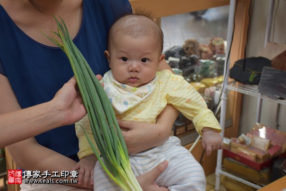 剃胎毛、滿月剃頭、嬰兒剃頭、嬰兒理髮、嬰兒剃髮、嬰兒剃胎毛、嬰兒滿月剃頭、寶寶剃頭、剃胎毛儀式、剃胎毛吉祥話、滿月剃頭儀式、滿月剃頭吉祥話、寶寶剃胎毛、寶寶滿月剃頭理髮、 新北市永和地區剃胎毛、新北市永和地區滿月剃頭、新北市永和地區嬰兒剃頭剃胎毛、新北市永和地區嬰兒理髮、新北市嬰兒剃髮、廖寶寶(新北永和區嬰兒寶寶滿月剃頭理髮、免費嬰兒剃胎毛儀式吉祥話)。中國風會場，爸媽寶貝免費穿「日中韓」古裝禮服。專業拍照、DVD光碟、證書。★購買「臍帶章、肚臍章、胎毛筆刷印章」贈送：剃頭、收涎、抓周，三選一。2017.10.09照片13