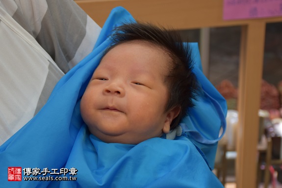 剃胎毛、滿月剃頭、嬰兒剃頭、嬰兒理髮、嬰兒剃髮、嬰兒剃胎毛、嬰兒滿月剃頭、寶寶剃頭、剃胎毛儀式、剃胎毛吉祥話、滿月剃頭儀式、滿月剃頭吉祥話、寶寶剃胎毛、寶寶滿月剃頭理髮、 新北市永和區剃胎毛、新北市永和區滿月剃頭、新北市永和區嬰兒剃頭剃胎毛、新北市永和區嬰兒理髮、新北市嬰兒剃髮、廖寶寶(新北永和區嬰兒寶寶滿月剃頭理髮、免費嬰兒剃胎毛儀式吉祥話)。中國風會場，爸媽寶貝免費穿「日中韓」古裝禮服。專業拍照、DVD光碟、證書。★購買「臍帶章、肚臍章、胎毛筆刷印章」贈送：剃頭、收涎、抓周，三選一。2017.10.15照片16