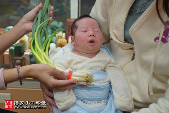 剃胎毛、滿月剃頭、嬰兒剃頭、嬰兒理髮、嬰兒剃髮、嬰兒剃胎毛、嬰兒滿月剃頭、寶寶剃頭、剃胎毛儀式、剃胎毛吉祥話、滿月剃頭儀式、滿月剃頭吉祥話、寶寶剃胎毛、寶寶滿月剃頭理髮、 新北市永和地區剃胎毛、新北市永和地區滿月剃頭、新北市永和地區嬰兒剃頭剃胎毛、新北市永和地區嬰兒理髮、新北市嬰兒剃髮、許寶寶(新北永和區嬰兒寶寶滿月剃頭理髮、免費嬰兒剃胎毛儀式吉祥話)。中國風會場，爸媽寶貝免費穿「日中韓」古裝禮服。專業拍照、DVD光碟、證書。★購買「臍帶章、肚臍章、胎毛筆刷印章」贈送：剃頭、收涎、抓周，三選一。2017.10.21照片12