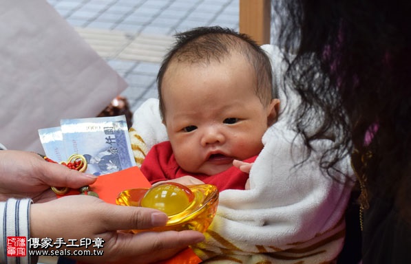 剃胎毛、滿月剃頭、嬰兒剃頭、嬰兒理髮、嬰兒剃髮、嬰兒剃胎毛、嬰兒滿月剃頭、寶寶剃頭、剃胎毛儀式、剃胎毛吉祥話、滿月剃頭儀式、滿月剃頭吉祥話、寶寶剃胎毛、寶寶滿月剃頭理髮、新竹香山區剃胎毛、新竹香山區滿月剃頭、新竹香山區嬰兒剃頭剃胎毛、新竹香山區嬰兒理髮、新竹香山區嬰兒剃髮、林寶寶(新竹香山區嬰兒寶寶滿月剃頭理髮、免費嬰兒剃胎毛儀式吉祥話)。中國風會場，爸媽寶貝免費穿「日中韓」古裝禮服。專業拍照、DVD光碟、證書。★購買「臍帶章、肚臍章、胎毛筆刷印章」贈送：剃頭、收涎、抓周，三選一。2017.01.01 照片16