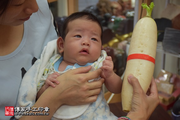 剃胎毛、滿月剃頭、嬰兒剃頭、嬰兒理髮、嬰兒剃髮、嬰兒剃胎毛、嬰兒滿月剃頭、寶寶剃頭、剃胎毛儀式、剃胎毛吉祥話、滿月剃頭儀式、滿月剃頭吉祥話、寶寶剃胎毛、寶寶滿月剃頭理髮、 新北市永和地區剃胎毛、新北市永和地區滿月剃頭、新北市永和地區嬰兒剃頭剃胎毛、新北市永和地區嬰兒理髮、新北市嬰兒剃髮、邱寶寶(新北永和區嬰兒寶寶滿月剃頭理髮、免費嬰兒剃胎毛儀式吉祥話)。中國風會場，爸媽寶貝免費穿「日中韓」古裝禮服。專業拍照、DVD光碟、證書。★購買「臍帶章、肚臍章、胎毛筆刷印章」贈送：剃頭、收涎、抓周，三選一。2017.09.30照片13