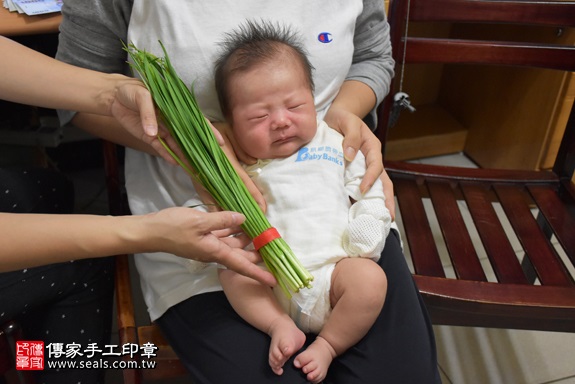 剃胎毛、滿月剃頭、嬰兒剃頭、嬰兒理髮、嬰兒剃髮、嬰兒剃胎毛、嬰兒滿月剃頭、寶寶剃頭、剃胎毛儀式、剃胎毛吉祥話、滿月剃頭儀式、滿月剃頭吉祥話、寶寶剃胎毛、寶寶滿月剃頭理髮、 新北市汐止地區剃胎毛、新北市汐止地區滿月剃頭、新北市汐止地區嬰兒剃頭剃胎毛、新北市汐止地區嬰兒理髮、新北市嬰兒剃髮、李寶寶(新北汐止區到府嬰兒寶寶滿月剃頭理髮、免費到府嬰兒剃胎毛儀式吉祥話)。到府剃頭剃胎毛主持、專業拍照、DVD光碟、證書。★購買「臍帶章、肚臍章、胎毛筆刷印章」贈送：剃頭、收涎、抓周，三選一。2017.10.16照片12