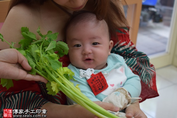 剃胎毛、滿月剃頭、嬰兒剃頭、嬰兒理髮、嬰兒剃髮、嬰兒剃胎毛、嬰兒滿月剃頭、寶寶剃頭、剃胎毛儀式、剃胎毛吉祥話、滿月剃頭儀式、滿月剃頭吉祥話、寶寶剃胎毛、寶寶滿月剃頭理髮、 高雄市鳳山地區剃胎毛、高雄市鳳山地區滿月剃頭、高雄市鳳山地區嬰兒剃頭剃胎毛、高雄市鳳山地區嬰兒理髮、高雄市嬰兒剃髮、王寶寶(高雄鳳山區嬰兒寶寶滿月剃頭理髮、免費嬰兒剃胎毛儀式吉祥話)。中國風會場，爸媽寶貝免費穿「日中韓」古裝禮服。專業拍照、DVD光碟、證書。★購買「臍帶章、肚臍章、胎毛筆刷印章」贈送：剃頭、收涎、抓周，三選一。2017.11.07照片11