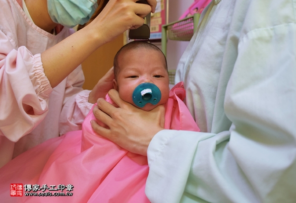 剃胎毛、滿月剃頭、嬰兒剃頭、嬰兒理髮、嬰兒剃髮、嬰兒剃胎毛、嬰兒滿月剃頭、寶寶剃頭、剃胎毛儀式、剃胎毛吉祥話、滿月剃頭儀式、滿月剃頭吉祥話、寶寶剃胎毛、寶寶滿月剃頭理髮、 台中北區剃胎毛、台中北區滿月剃頭、 台中北區嬰兒剃頭剃胎毛、台中北區嬰兒理髮、台中北區嬰兒剃髮、陳寶寶(台中北區到府嬰兒寶寶滿月剃頭理髮、免費到府嬰兒剃胎毛儀式吉祥話)。到府剃頭剃胎毛主持、專業拍照、DVD光碟、證書。★購買「臍帶章、肚臍章、胎毛筆刷印章」贈送：剃頭、收涎、抓周，三選一。2016.05.14  照片15