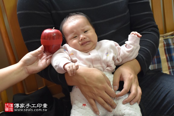剃胎毛、滿月剃頭、嬰兒剃頭、嬰兒理髮、嬰兒剃髮、嬰兒剃胎毛、嬰兒滿月剃頭、寶寶剃頭、剃胎毛儀式、剃胎毛吉祥話、滿月剃頭儀式、滿月剃頭吉祥話、寶寶剃胎毛、寶寶滿月剃頭理髮、 新北市淡水地區剃胎毛、新北市淡水地區滿月剃頭、新北市淡水地區嬰兒剃頭剃胎毛、新北市淡水地區嬰兒理髮、新北市嬰兒剃髮、葉寶寶(新北淡水區到府嬰兒寶寶滿月剃頭理髮、免費到府嬰兒剃胎毛儀式吉祥話)。到府剃頭剃胎毛主持、專業拍照、DVD光碟、證書。★購買「臍帶章、肚臍章、胎毛筆刷印章」贈送：剃頭、收涎、抓周，三選一。2017.11.15照片8