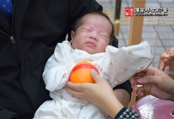 剃胎毛、滿月剃頭、嬰兒剃頭、嬰兒理髮、嬰兒剃髮、嬰兒剃胎毛、嬰兒滿月剃頭、寶寶剃頭、剃胎毛儀式、剃胎毛吉祥話、滿月剃頭儀式、滿月剃頭吉祥話、寶寶剃胎毛、寶寶滿月剃頭理髮、新竹香山區剃胎毛、新竹香山區滿月剃頭、新竹香山區嬰兒剃頭剃胎毛、新竹香山區嬰兒理髮、新竹香山區嬰兒剃髮、黃寶寶(新竹香山區嬰兒寶寶滿月剃頭理髮、免費嬰兒剃胎毛儀式吉祥話)。中國風會場，爸媽寶貝免費穿「日中韓」古裝禮服。專業拍照、DVD光碟、證書。★購買「臍帶章、肚臍章、胎毛筆刷印章」贈送：剃頭、收涎、抓周，三選一。2016.02.03 照片9