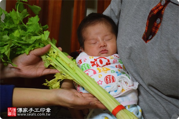 剃胎毛、滿月剃頭、嬰兒剃頭、嬰兒理髮、嬰兒剃髮、嬰兒剃胎毛、嬰兒滿月剃頭、寶寶剃頭、剃胎毛儀式、剃胎毛吉祥話、滿月剃頭儀式、滿月剃頭吉祥話、寶寶剃胎毛、寶寶滿月剃頭理髮、 新北板橋區剃胎毛、新北板橋區滿月剃頭、 新北板橋區嬰兒剃頭剃胎毛、新北板橋區嬰兒理髮、新北板橋區嬰兒剃髮、陳寶寶(新北板橋區到府嬰兒寶寶滿月剃頭理髮、免費到府嬰兒剃胎毛儀式吉祥話)。到府剃頭剃胎毛主持、專業拍照、DVD光碟、證書。★購買「臍帶章、肚臍章、胎毛筆刷印章」贈送：剃頭、收涎、抓周，三選一。2016.12.12  照片12