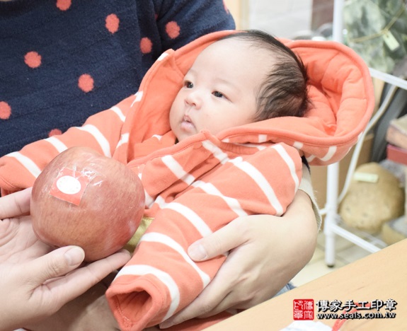 剃胎毛、滿月剃頭、嬰兒剃頭、嬰兒理髮、嬰兒剃髮、嬰兒剃胎毛、嬰兒滿月剃頭、寶寶剃頭、剃胎毛儀式、剃胎毛吉祥話、滿月剃頭儀式、滿月剃頭吉祥話、寶寶剃胎毛、寶寶滿月剃頭理髮、新北永和區剃胎毛、新北永和區滿月剃頭、新北永和區嬰兒剃頭剃胎毛、新北永和區嬰兒理髮、新北永和區嬰兒剃髮、林寶寶(新北永和區嬰兒寶寶滿月剃頭理髮、免費嬰兒剃胎毛儀式吉祥話)。中國風會場，爸媽寶貝免費穿「日中韓」古裝禮服。專業拍照、DVD光碟、證書。★購買「臍帶章、肚臍章、胎毛筆刷印章」贈送：剃頭、收涎、抓周，三選一。2015.12.18 照片9