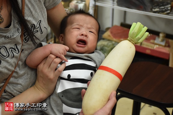 剃胎毛、滿月剃頭、嬰兒剃頭、嬰兒理髮、嬰兒剃髮、嬰兒剃胎毛、嬰兒滿月剃頭、寶寶剃頭、剃胎毛儀式、剃胎毛吉祥話、滿月剃頭儀式、滿月剃頭吉祥話、寶寶剃胎毛、寶寶滿月剃頭理髮、新北永和區剃胎毛、新北永和區滿月剃頭、新北永和區嬰兒剃頭剃胎毛、新北永和區嬰兒理髮、新北永和區嬰兒剃髮、余寶寶(新北永和區嬰兒寶寶滿月剃頭理髮、免費嬰兒剃胎毛儀式吉祥話)。中國風會場，爸媽寶貝免費穿「日中韓」古裝禮服。專業拍照、DVD光碟、證書。★購買「臍帶章、肚臍章、胎毛筆刷印章」贈送：剃頭、收涎、抓周，三選一。2017.06.04 照片10