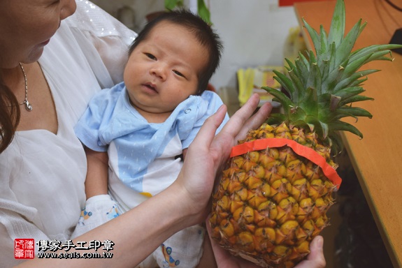 剃胎毛、滿月剃頭、嬰兒剃頭、嬰兒理髮、嬰兒剃髮、嬰兒剃胎毛、嬰兒滿月剃頭、寶寶剃頭、剃胎毛儀式、剃胎毛吉祥話、滿月剃頭儀式、滿月剃頭吉祥話、寶寶剃胎毛、寶寶滿月剃頭理髮、新北永和區剃胎毛、新北永和區滿月剃頭、新北永和區嬰兒剃頭剃胎毛、新北永和區嬰兒理髮、新北永和區嬰兒剃髮、陳寶寶(新北永和區嬰兒寶寶滿月剃頭理髮、免費嬰兒剃胎毛儀式吉祥話)。中國風會場，爸媽寶貝免費穿「日中韓」古裝禮服。專業拍照、DVD光碟、證書。★購買「臍帶章、肚臍章、胎毛筆刷印章」贈送：剃頭、收涎、抓周，三選一。2017.06.19 照片14