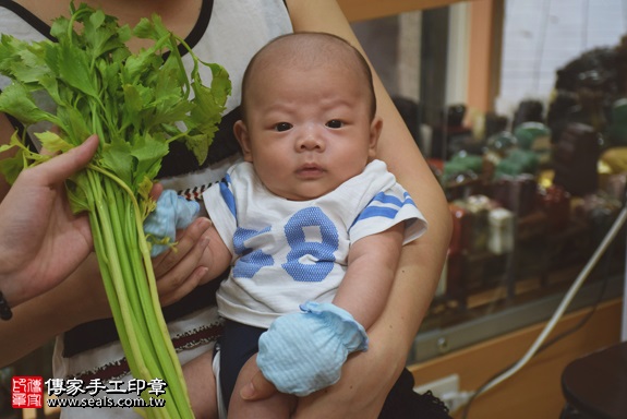 剃胎毛、滿月剃頭、嬰兒剃頭、嬰兒理髮、嬰兒剃髮、嬰兒剃胎毛、嬰兒滿月剃頭、寶寶剃頭、剃胎毛儀式、剃胎毛吉祥話、滿月剃頭儀式、滿月剃頭吉祥話、寶寶剃胎毛、寶寶滿月剃頭理髮、新北永和區剃胎毛、新北永和區滿月剃頭、新北永和區嬰兒剃頭剃胎毛、新北永和區嬰兒理髮、新北永和區嬰兒剃髮、簡寶寶(新北永和區嬰兒寶寶滿月剃頭理髮、免費嬰兒剃胎毛儀式吉祥話)。中國風會場，爸媽寶貝免費穿「日中韓」古裝禮服。專業拍照、DVD光碟、證書。★購買「臍帶章、肚臍章、胎毛筆刷印章」贈送：剃頭、收涎、抓周，三選一。2017.06.24 照片12