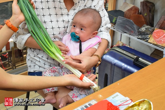 剃胎毛、滿月剃頭、嬰兒剃頭、嬰兒理髮、嬰兒剃髮、嬰兒剃胎毛、嬰兒滿月剃頭、寶寶剃頭、剃胎毛儀式、剃胎毛吉祥話、滿月剃頭儀式、滿月剃頭吉祥話、寶寶剃胎毛、寶寶滿月剃頭理髮、 新北市永和地區剃胎毛、新北市永和地區滿月剃頭、新北市永和地區嬰兒剃頭剃胎毛、新北市永和地區嬰兒理髮、新北市嬰兒剃髮、劉寶寶(新北永和區嬰兒寶寶滿月剃頭理髮、免費嬰兒剃胎毛儀式吉祥話)。中國風會場，爸媽寶貝免費穿「日中韓」古裝禮服。專業拍照、DVD光碟、證書。★購買「臍帶章、肚臍章、胎毛筆刷印章」贈送：剃頭、收涎、抓周，三選一。2017.09.23照片12