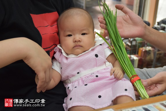 剃胎毛、滿月剃頭、嬰兒剃頭、嬰兒理髮、嬰兒剃髮、嬰兒剃胎毛、嬰兒滿月剃頭、寶寶剃頭、剃胎毛儀式、剃胎毛吉祥話、滿月剃頭儀式、滿月剃頭吉祥話、寶寶剃胎毛、寶寶滿月剃頭理髮、 新北市永和地區剃胎毛、新北市永和地區滿月剃頭、新北市永和地區嬰兒剃頭剃胎毛、新北市永和地區嬰兒理髮、新北市嬰兒剃髮、鄭寶寶(新北永和區嬰兒寶寶滿月剃頭理髮、免費嬰兒剃胎毛儀式吉祥話)。中國風會場，爸媽寶貝免費穿「日中韓」古裝禮服。專業拍照、DVD光碟、證書。★購買「臍帶章、肚臍章、胎毛筆刷印章」贈送：剃頭、收涎、抓周，三選一。2017.10.03照片13