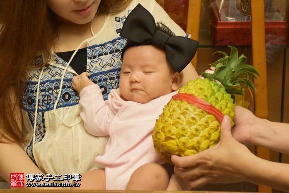剃胎毛、滿月剃頭、嬰兒剃頭、嬰兒理髮、嬰兒剃髮、嬰兒剃胎毛、嬰兒滿月剃頭、寶寶剃頭、剃胎毛儀式、剃胎毛吉祥話、滿月剃頭儀式、滿月剃頭吉祥話、寶寶剃胎毛、寶寶滿月剃頭理髮、 新北市新莊地區剃胎毛、新北市新莊地區滿月剃頭、新北市新莊地區嬰兒剃頭剃胎毛、新北市新莊地區嬰兒理髮、新北市嬰兒剃髮、莊寶寶(新北新莊區到府嬰兒寶寶滿月剃頭理髮、免費到府嬰兒剃胎毛儀式吉祥話)。到府剃頭剃胎毛主持、專業拍照、DVD光碟、證書。★購買「臍帶章、肚臍章、胎毛筆刷印章」贈送：剃頭、收涎、抓周，三選一。2017.10.14照片13