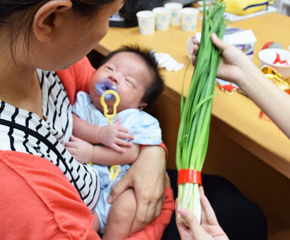 吳寶寶(台中北區嬰兒寶寶滿月剃頭理髮、免費嬰兒剃胎毛儀式吉祥話)。中國風會場，爸媽寶貝免費穿「日中韓」古裝禮服。專業拍照、DVD光碟、證書。★購買「臍帶章、肚臍章、胎毛筆刷印章」贈送：剃頭、收涎、抓周，三選一。 2015.07.24 照片6